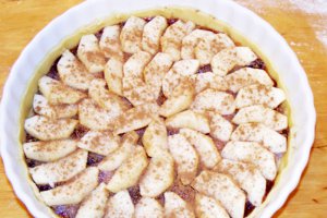 Tarta cu mere si gem de prune