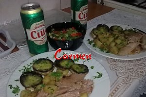 Copane de curcan, cu cartofi si ciupercute si salata.