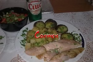Copane de curcan, cu cartofi si ciupercute si salata.