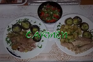 Copane de curcan, cu cartofi si ciupercute si salata.
