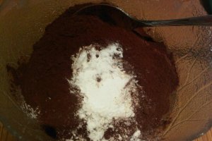 Tort cu ciocolata si crema