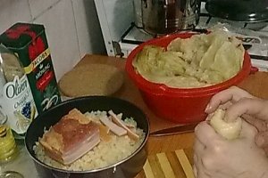 Sarmalute cu carne de porc si kaizer.