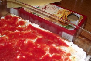 Lasagna cu branza de vaci si suc de rosii