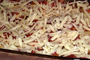 Lasagna cu branza de vaci si suc de rosii