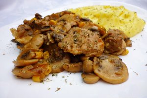 Mancare de ciuperci cu carne de porc