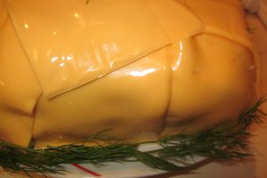 Tort aperitiv cu cremă de brânză, somon și icre negre