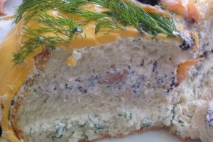 Tort aperitiv cu cremă de brânză, somon și icre negre