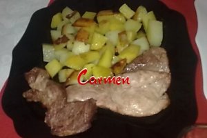 Friptura de porc la gratar cu cartofi prajiti.