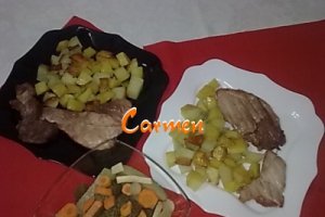 Friptura de porc la gratar cu cartofi prajiti.