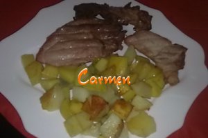 Friptura de porc la gratar cu cartofi prajiti.