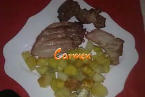 Friptura de porc la gratar cu cartofi prajiti.