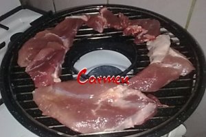 Friptura de porc la gratar cu cartofi prajiti.