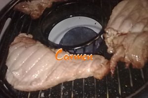 Friptura de porc la gratar cu cartofi prajiti.
