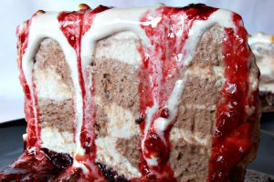 Tort de inghetata cu ciocolata, zmeura si bezea