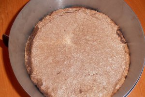 Tort de inghetata cu ciocolata, zmeura si bezea