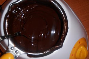 Tort de inghetata cu ciocolata, zmeura si bezea