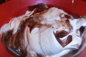 Tort de inghetata cu ciocolata, zmeura si bezea