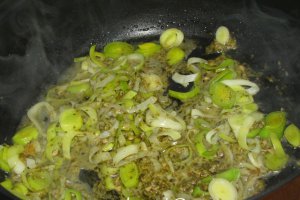 Spaghetti cu praz, mazare si pesto