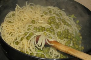 Spaghetti cu praz, mazare si pesto