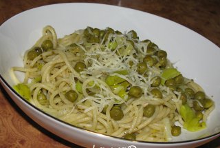 Spaghetti cu praz, mazare si pesto