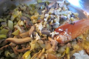 Pulpă de porc cu ciuperci și praz