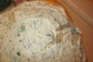 Tort aperitiv cu cremă de brânză, ardei și verdeață