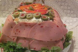 Tort aperitiv cu cremă de brânză, ardei și verdeață