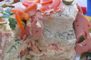 Tort aperitiv cu cremă de brânză, ardei și verdeață