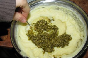 Chiftelute in sos cu piure de cartofi si pesto