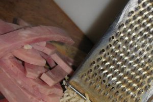 Paine crocanta la cuptor cu sunca si branza Cheddar