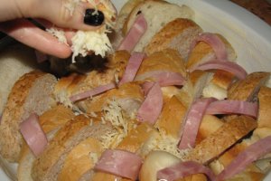 Paine crocanta la cuptor cu sunca si branza Cheddar