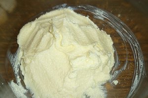 Prajitura pufoasa cu cirese din dulceata