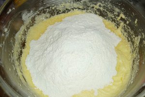 Prajitura pufoasa cu cirese din dulceata
