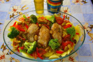Piept de pui umplut cu ardei si cascaval cu garnitura de legume la cuptor