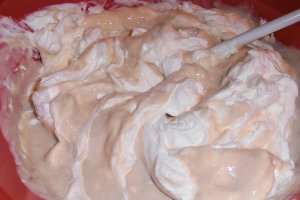 Tort cu crema de iaurt si zmeura