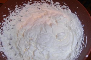 Tort cu crema de iaurt si zmeura