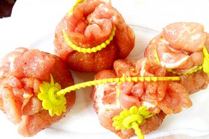 Bocceluţe din cotlet de porc umplute cu cârnaţi