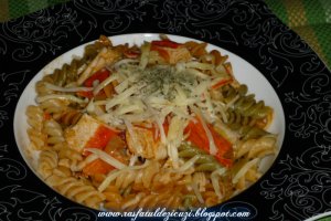 Fusilli tricolore cu surimi