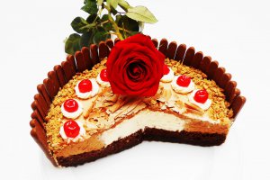 Tort cu mousse de ciocolata cu lapte si ciocolata alba
