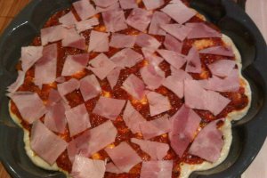 Pizza cu sunca si mozzarella