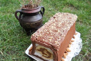 Tort cu rulada si crema de visine