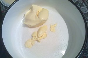 Prajitura cu gem si crema de nuca