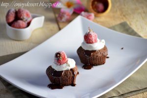 Brownie cupcakes cu menta si capsune