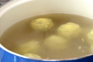 Galuste cu prune din aluat cu cartofi
