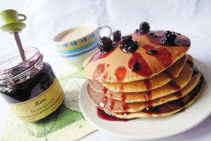 Pancakes cu dulceata de mure
