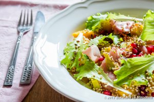 Salata exotica de quinoa cu avocado si mango