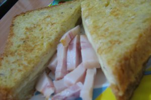 Sandvis cu mozzarela la tigaie