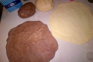 Desert Cornuri pufoase in doua culori, cum sa faci acasa cele mai delicioase si pufoase cornuri