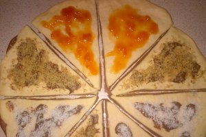 Desert Cornuri pufoase in doua culori, cum sa faci acasa cele mai delicioase si pufoase cornuri