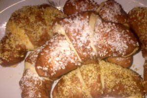 Desert Cornuri pufoase in doua culori, cum sa faci acasa cele mai delicioase si pufoase cornuri